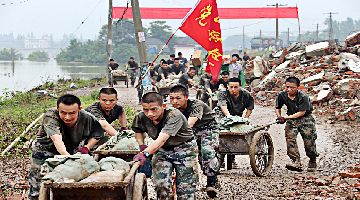 Soldiers help reinforce dyke in Wuhu County