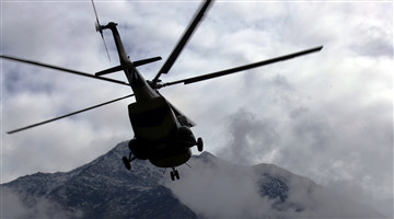 Helicopter transfers soldiers to border military post