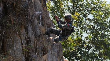 Chinese, Indian soldiers climb cliffs in 
