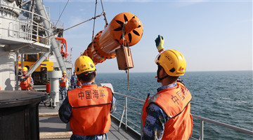Naval salvage ship conducts sea training