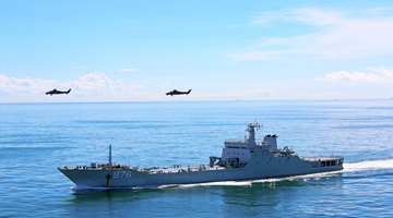 Army helicopters coordinate with naval landing ships in joint training