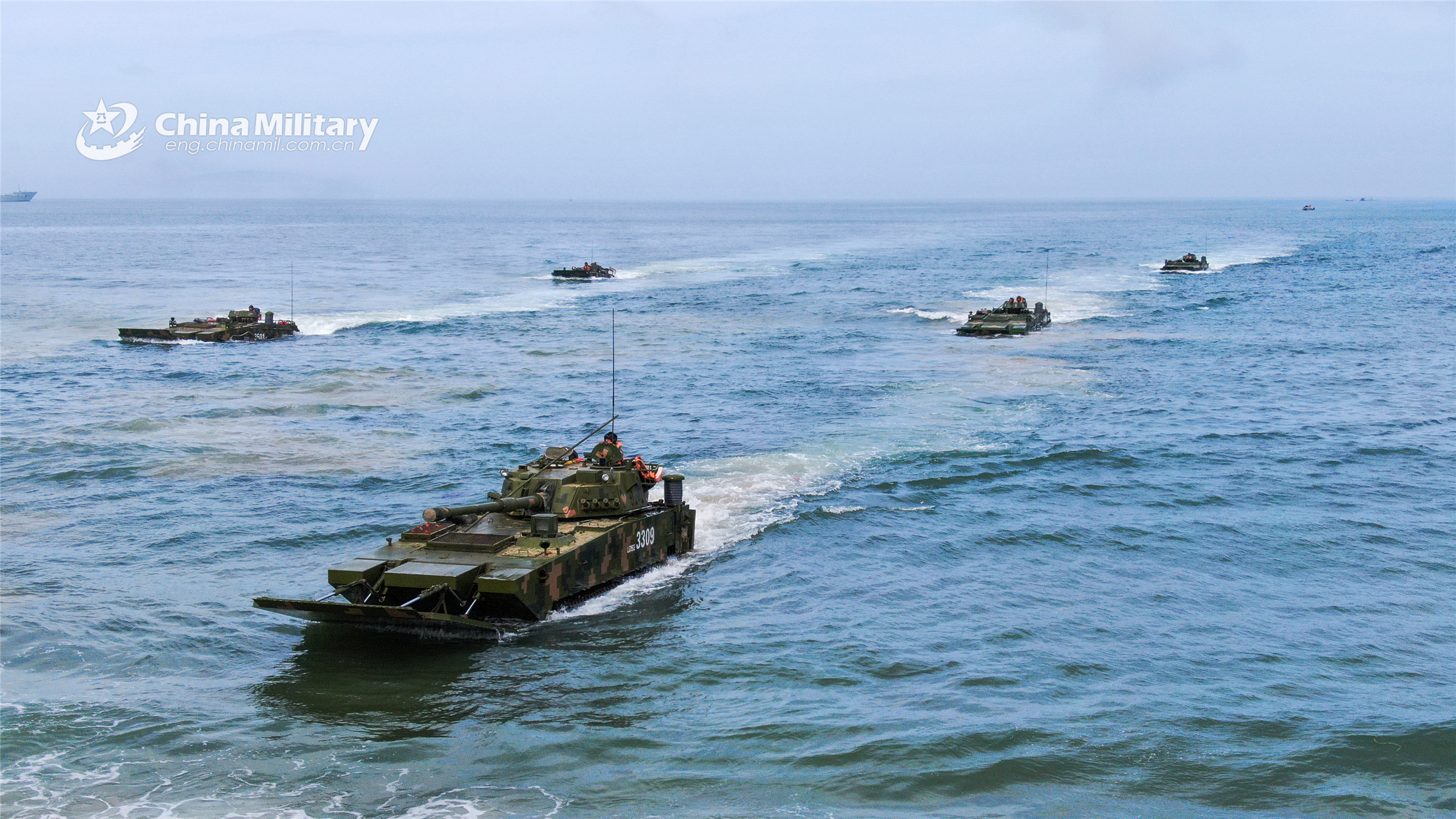 Amphibious IFVs in training exercise - China Military