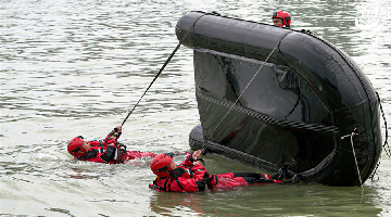 PAP soldiers conduct boat rolling-over training
