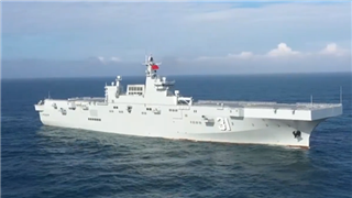 Amphibious assault ship Hainan in coordinated training